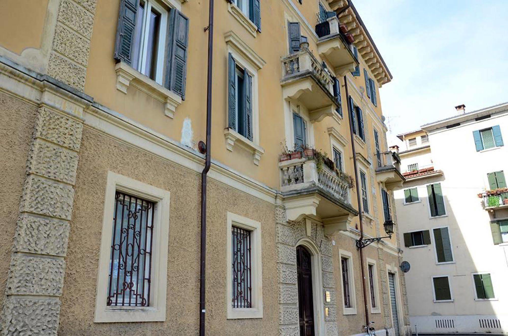 Le Flaneur - Vintage Suite Verona Exterior photo